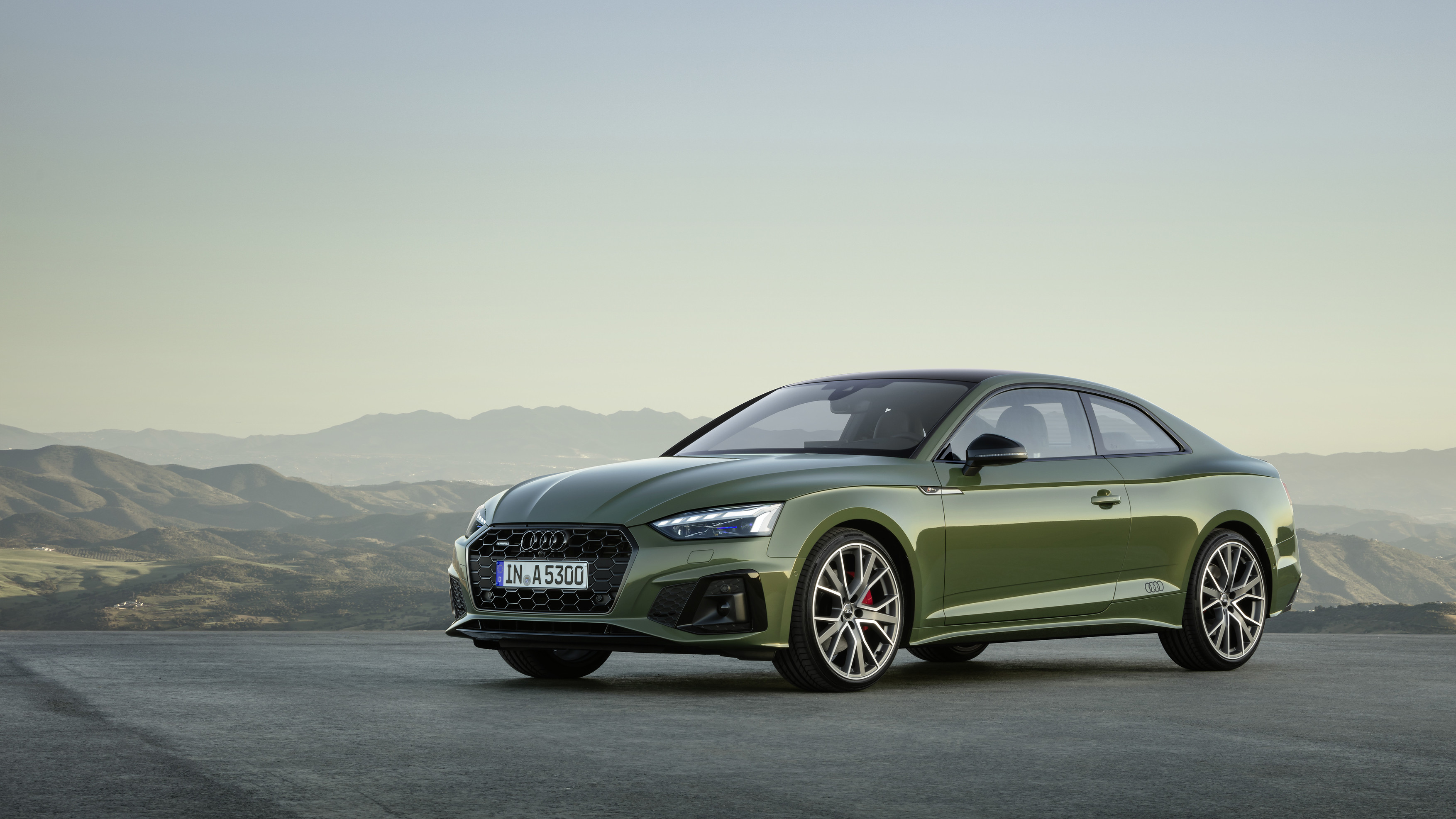 Audi A5 groen met zonsondergang