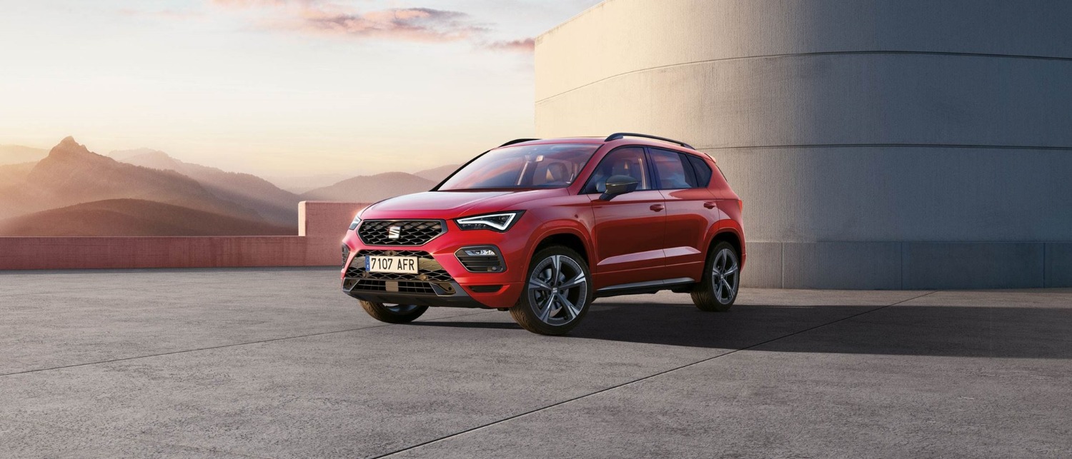 Hero Design SEAT Ateca Rood Schuinvoorkant Geparkeerd Bij Gebouw