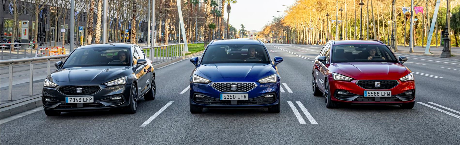 Zwarte Rode En Blauwe Seat Leon Sportstourer Auto's Op Een Rij Aan Het Rijden Voorkant